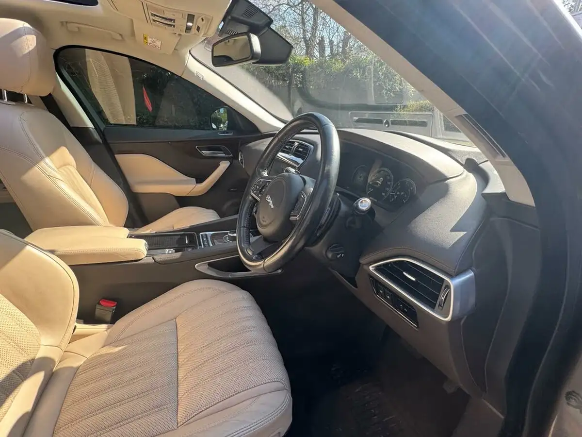 2016-jaguar-f-pace-20-i4d-portfolio-awd-auto-big-11