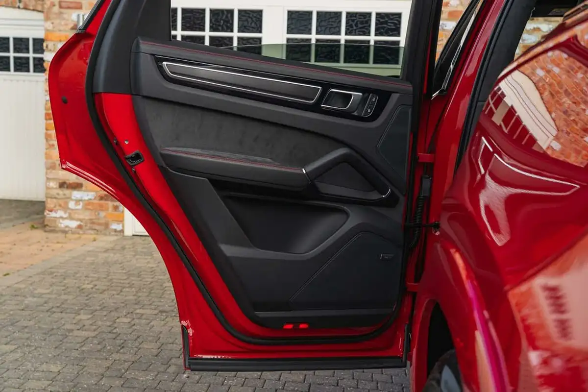 2022-porsche-cayenne-40-v8-gts-coupe-big-37