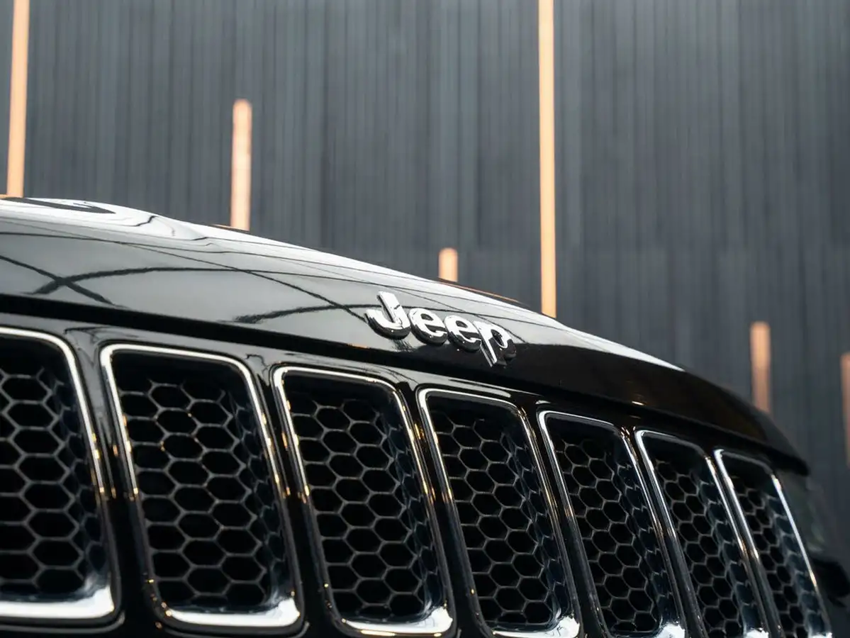 2017-jeep-grand-cherokee-64-hemi-srt-big-30