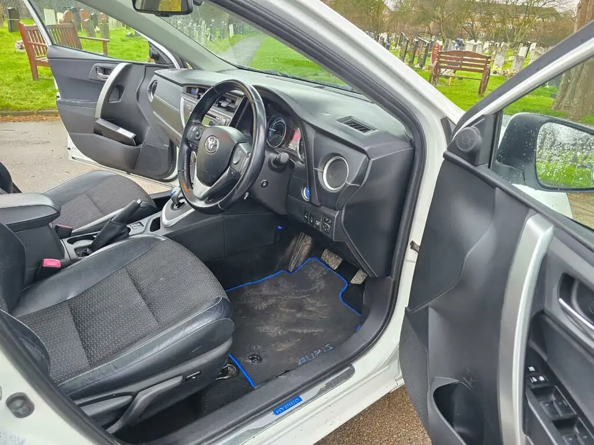2014-toyota-auris-18-vvt-i-hsd-excel-hatchback-e-cvt-big-21