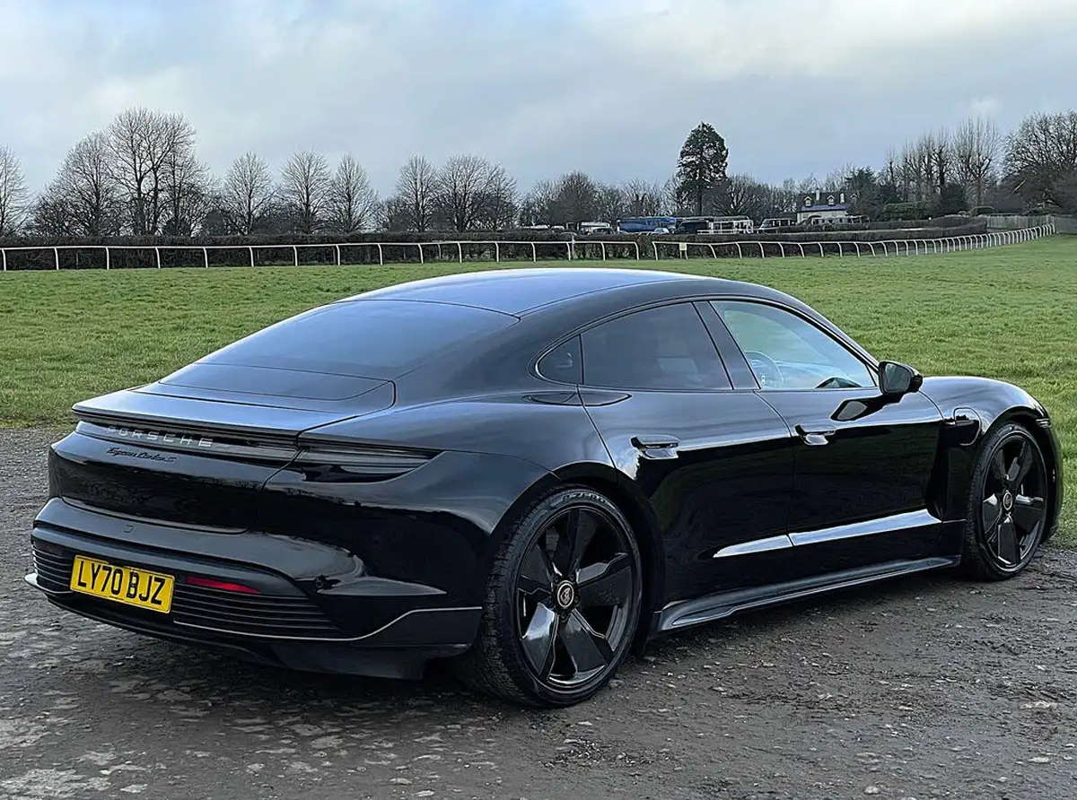 2021-porsche-taycan-e-turbo-s-big-18