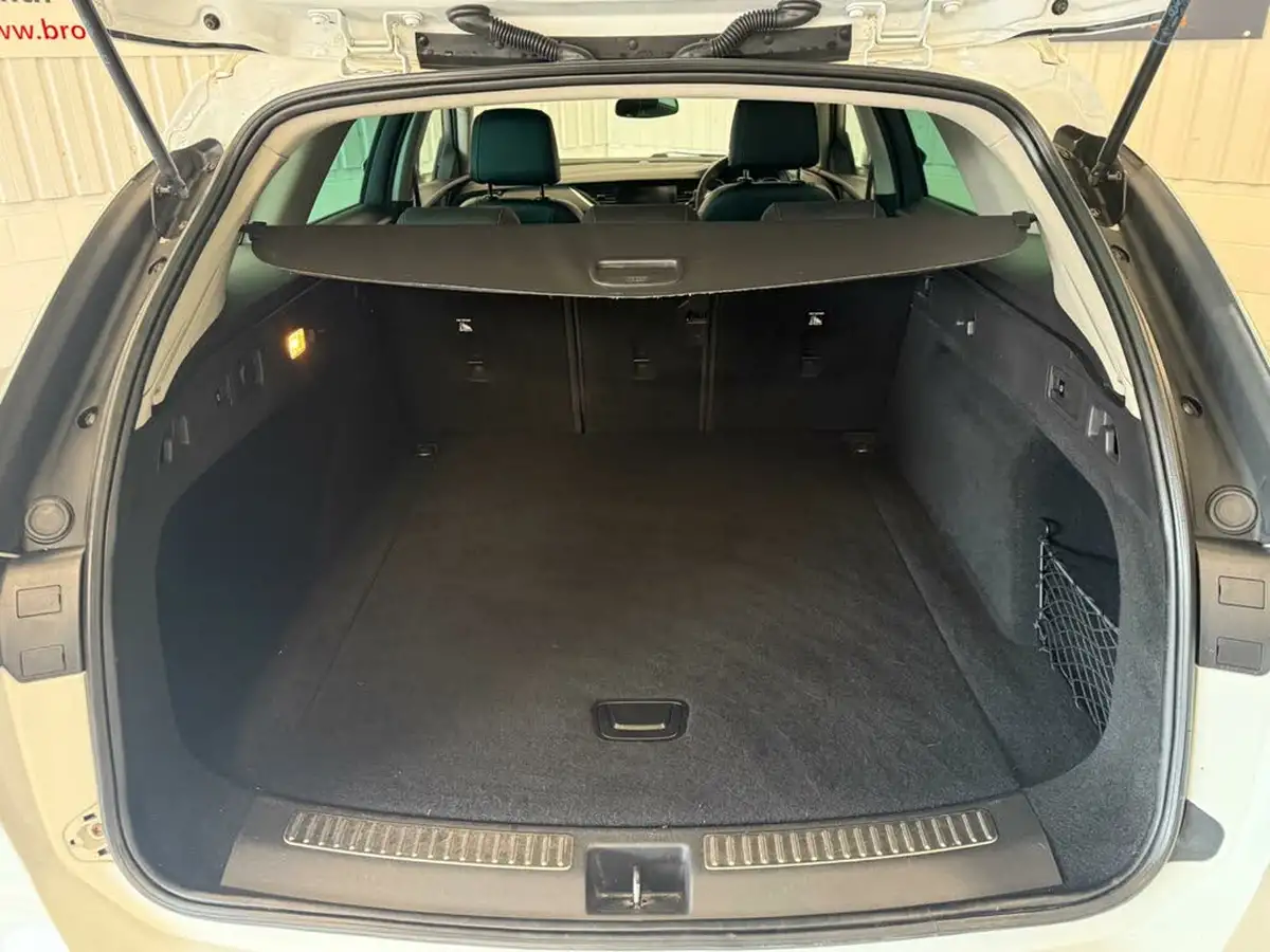 2018-vauxhall-insignia-sports-tourer-16td-sri-nav-136ps-ecotec-big-18