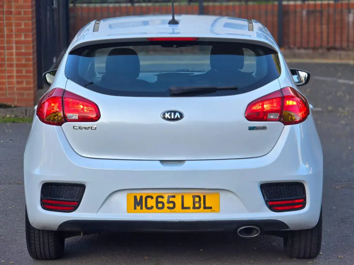 2016-kia-ceed-16crdi-1-hatchback-big-2