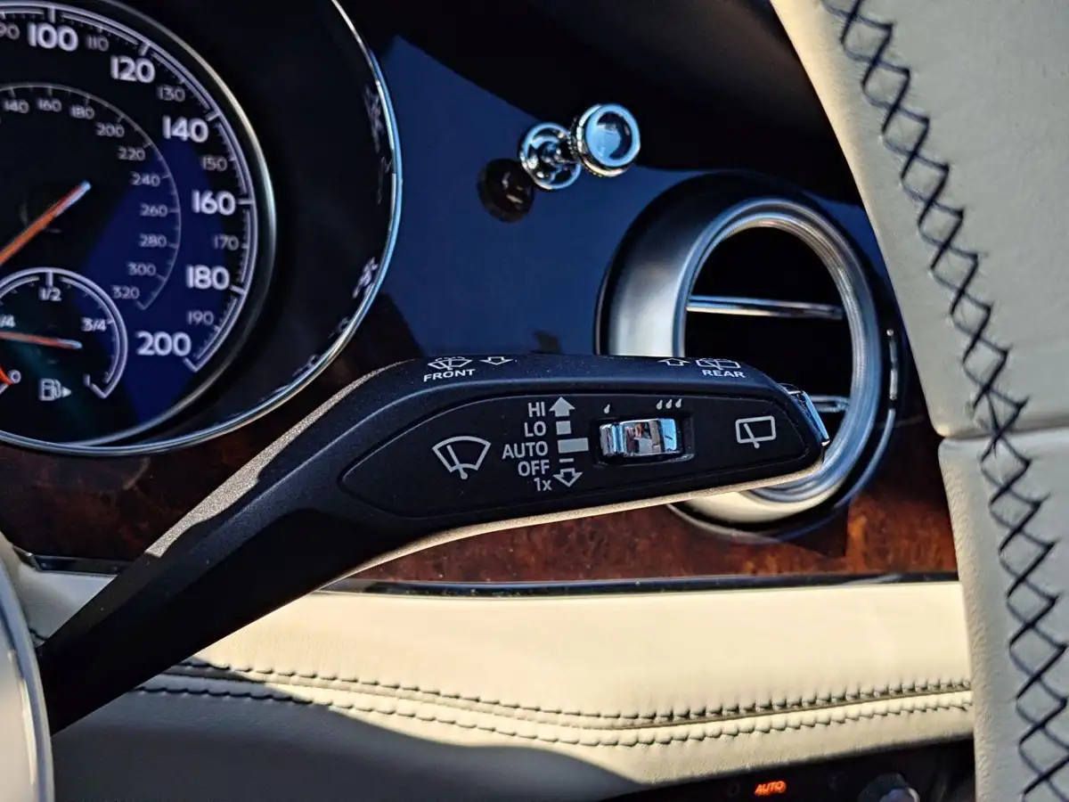 2016-bentley-bentayga-60-w12-big-16