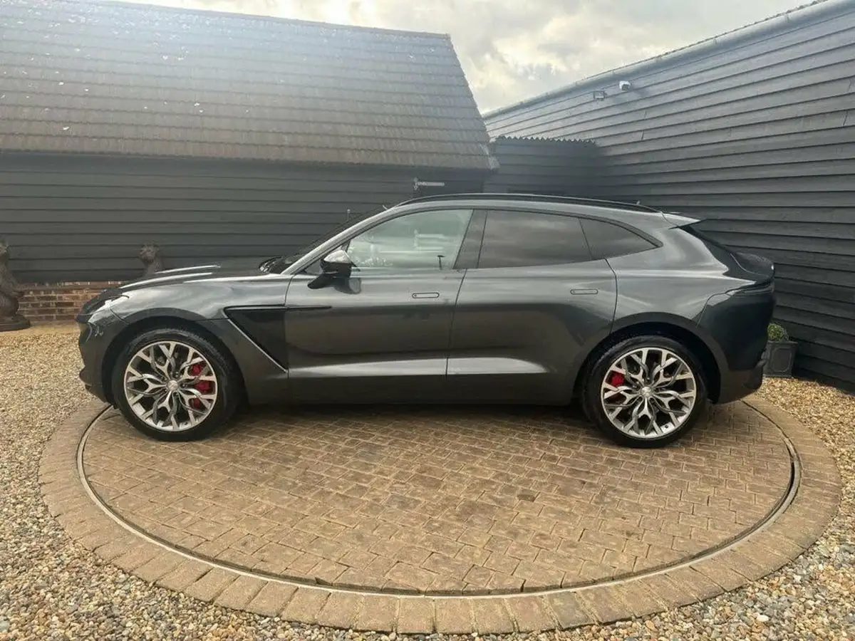 2020-aston-martin-dbx-40-v8-big-6