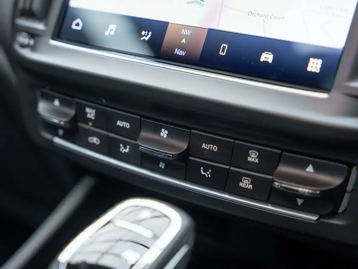 2022-maserati-levante-30-modena-350ps-big-19
