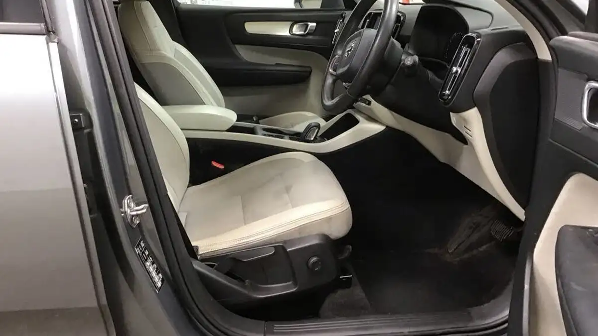 2019-volvo-xc40-20-t4-momentum-awd-big-12