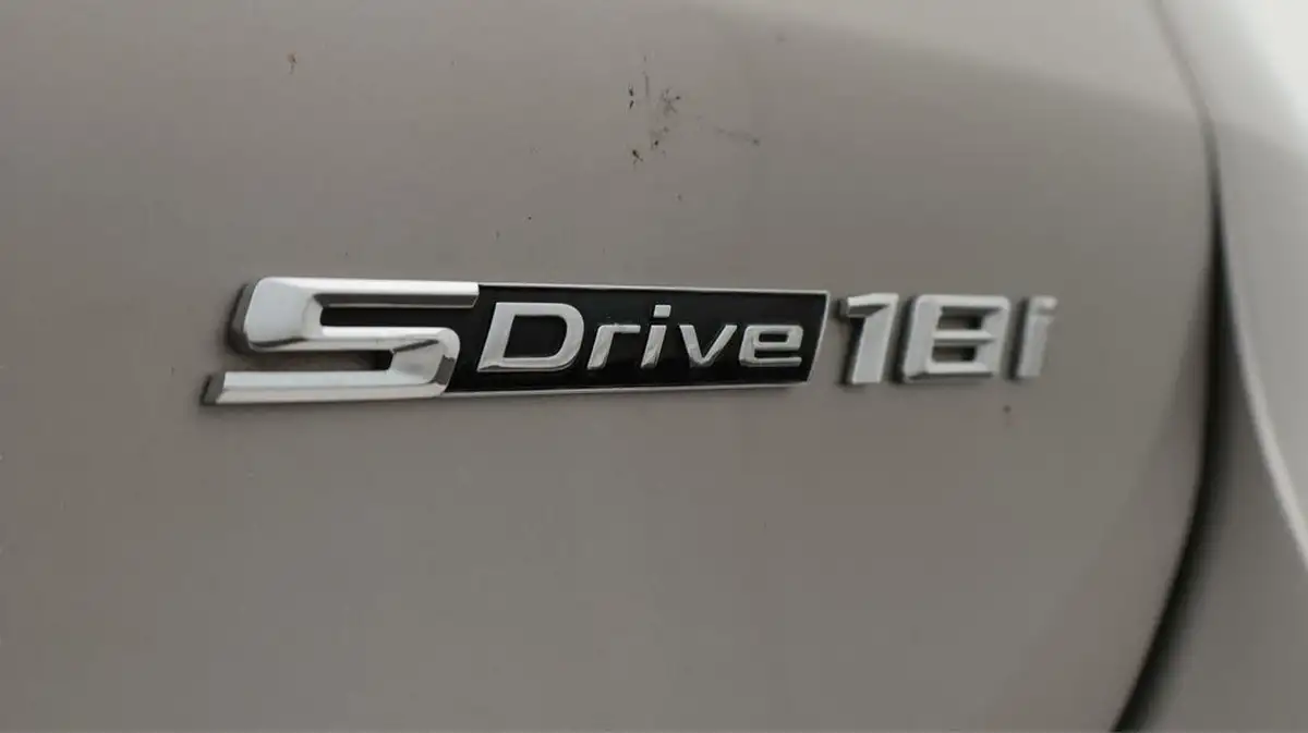 2021-bmw-x1-15-sdrive18i-xline-dct-big-24