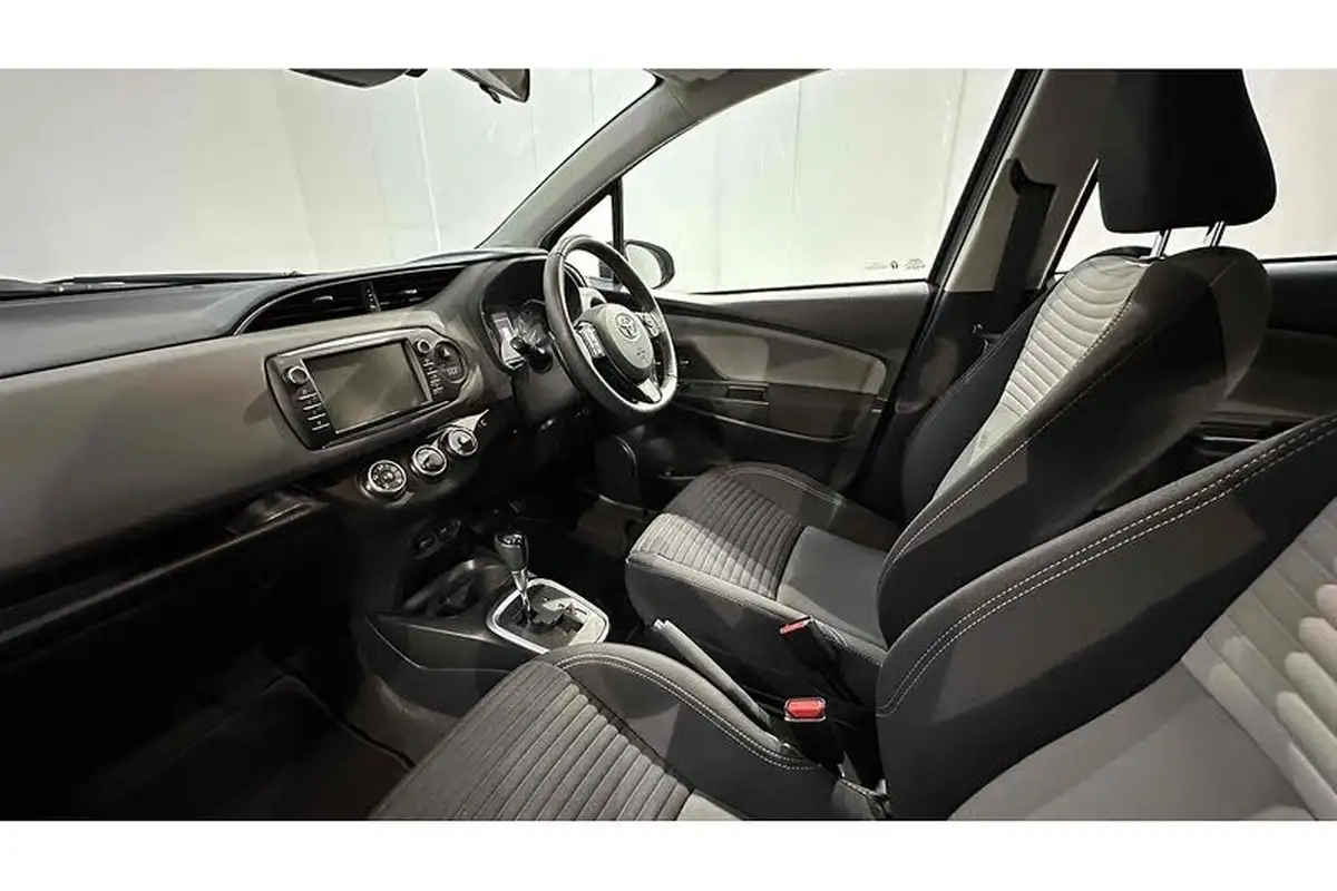 2018-toyota-yaris-15-vvt-i-icon-tech-111bhp-1496cc-cvt-big-16
