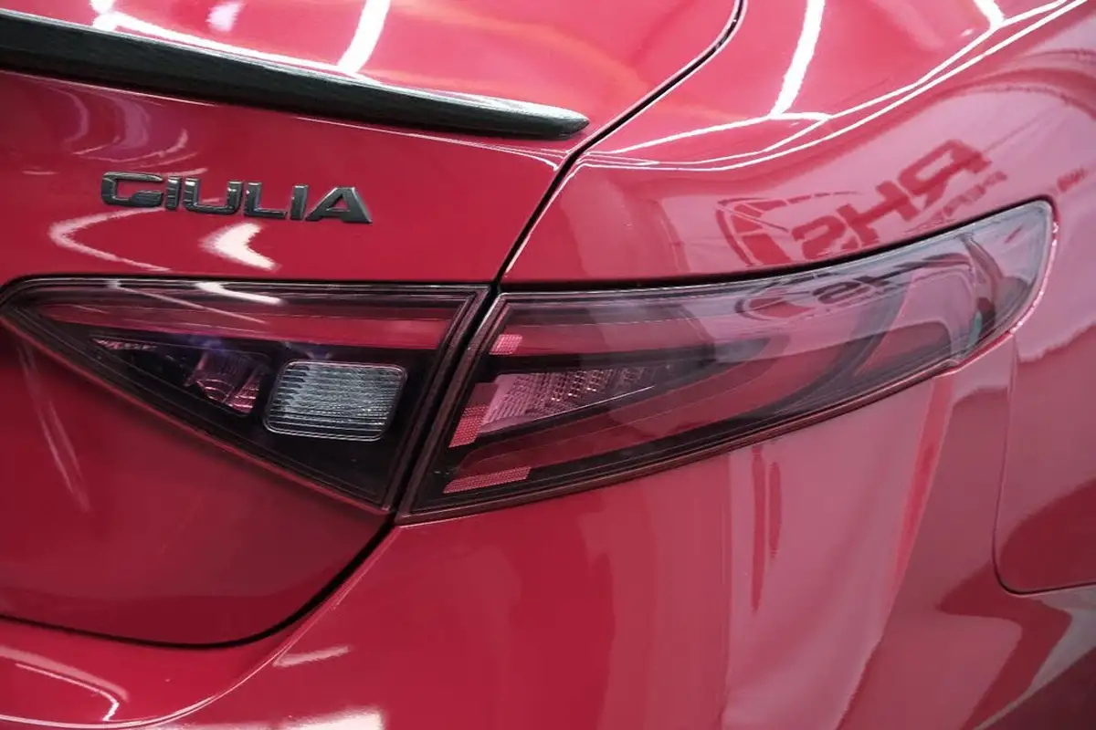 2017-alfa-romeo-giulia-20-veloce-big-26
