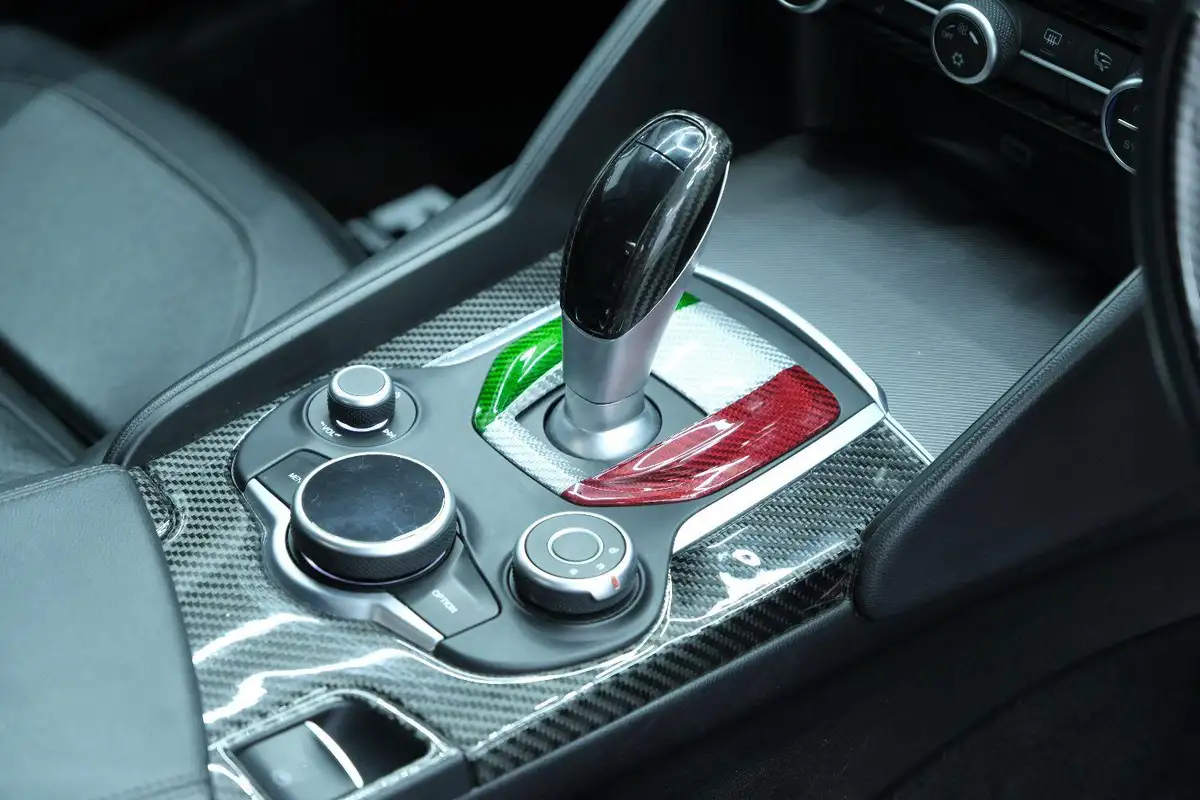 2017-alfa-romeo-giulia-20-veloce-big-50