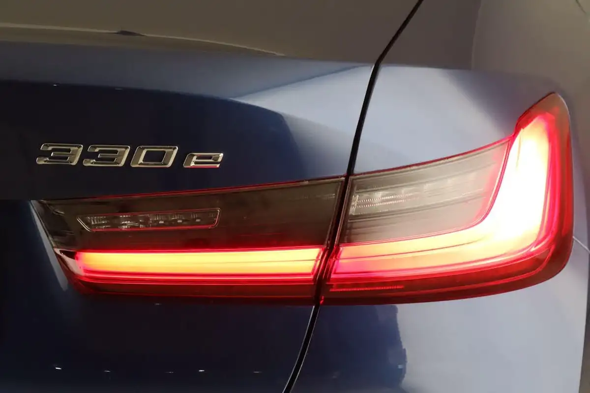 2021-bmw-3-series-20-330e-sport-pro-saloon-4d-big-9