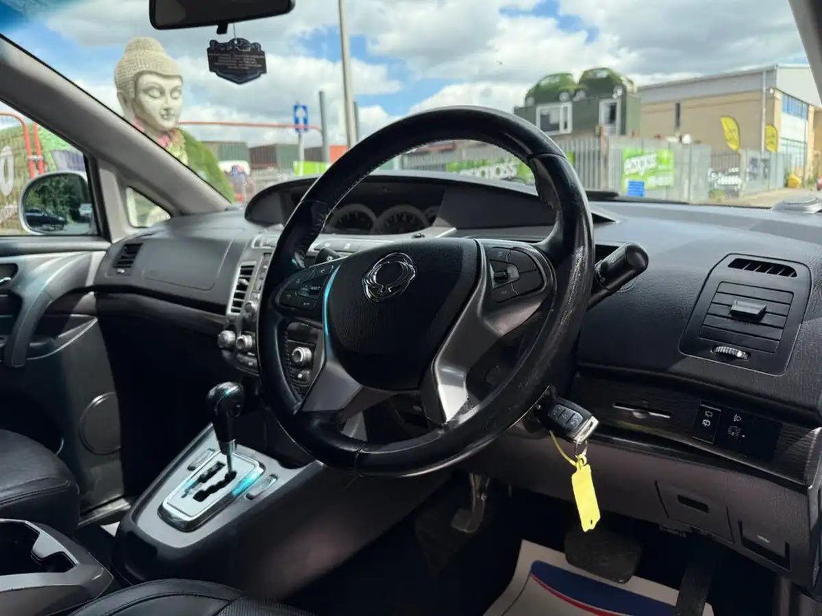 2018-kgm-ssangyong-turismo-22td-ex-auto-big-1