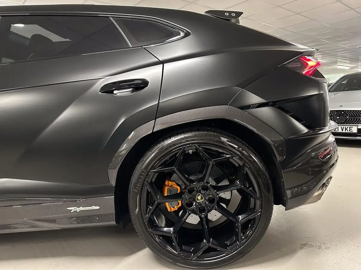 2023-lamborghini-urus-40-no-trim-big-24