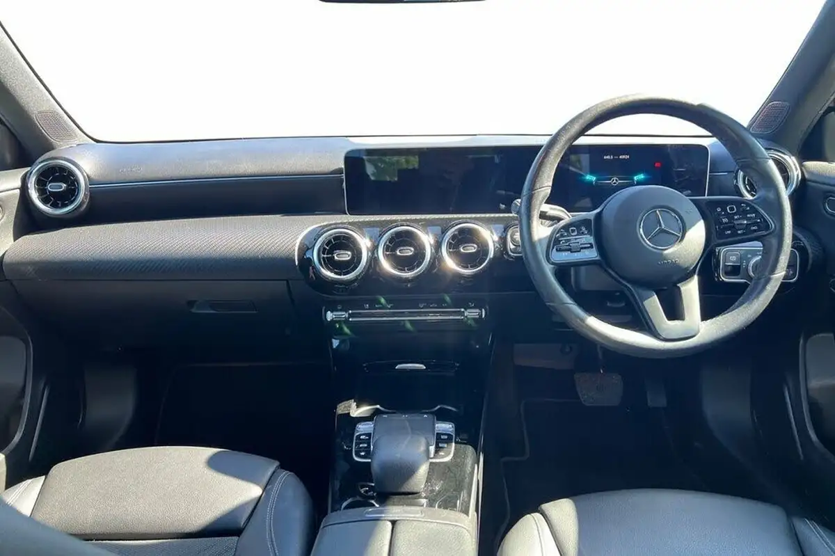 2019-mercedes-benz-a-class-15d-a180d-se-executive-7g-dct-big-11