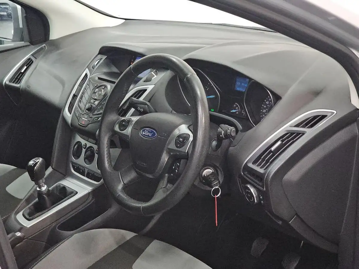 2012-ford-focus-10-zetec-125ps-hatchback-big-11