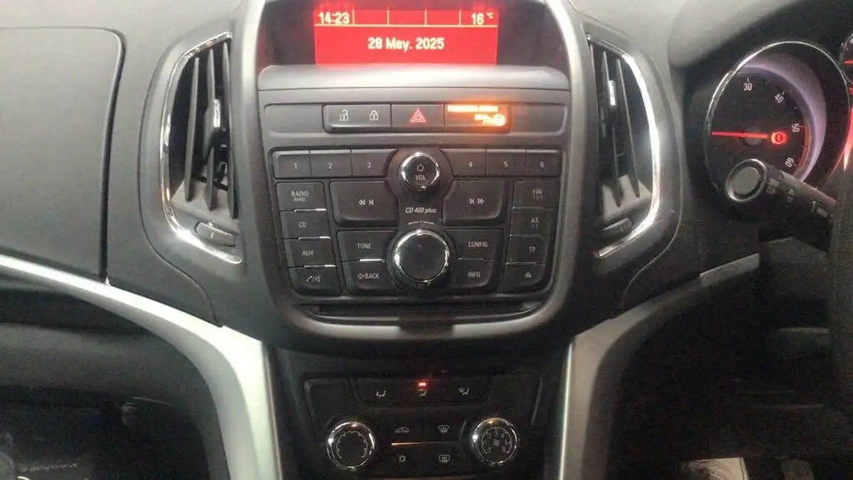 2016-vauxhall-zafira-tourer-20cdti-design-auto-big-8