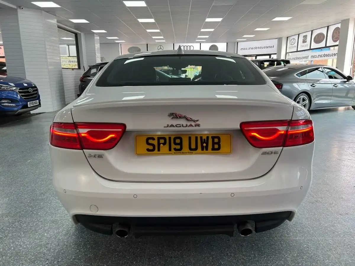 2019-jaguar-xe-20i-r-sport-200ps-big-11