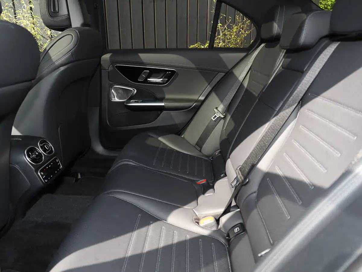 2024-mercedes-benz-c-class-20-c300-amg-line-premium-plus-259ps-saloon-4d-1999cc-big-5