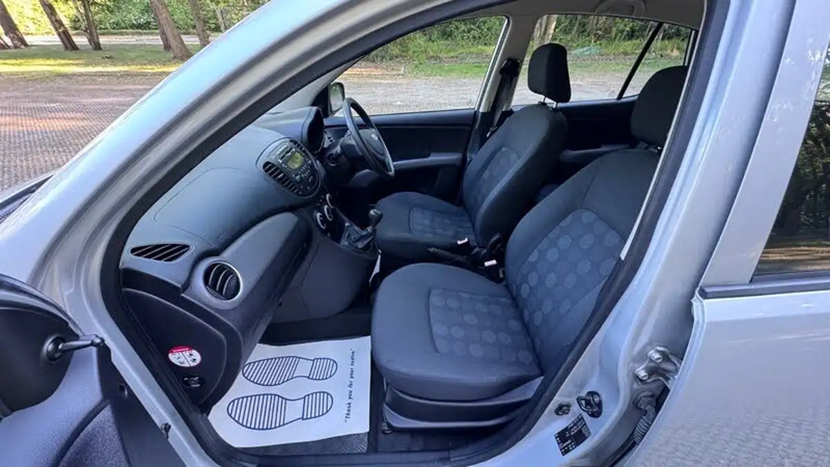 2010-hyundai-i10-12-classic-big-14