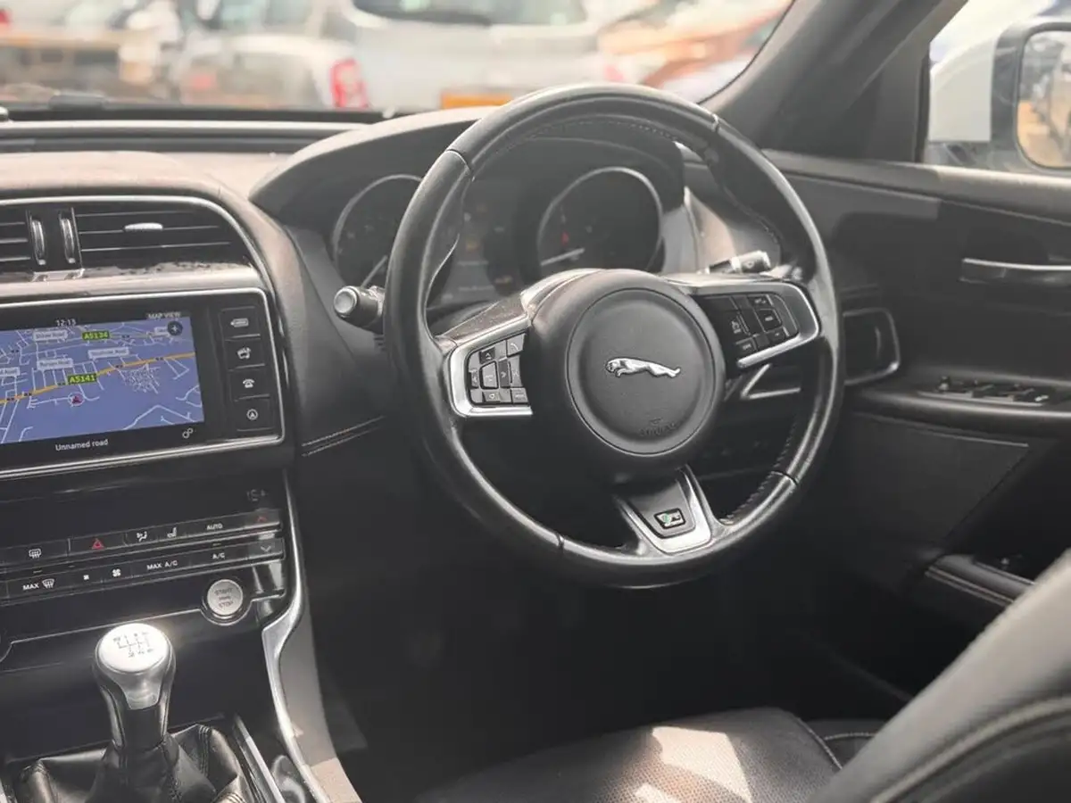 2017-jaguar-xe-20d-r-sport-180ps-1999cc-big-39