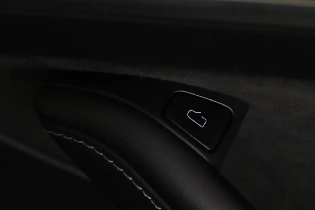 2022-tesla-model-3-e-rwd-big-18