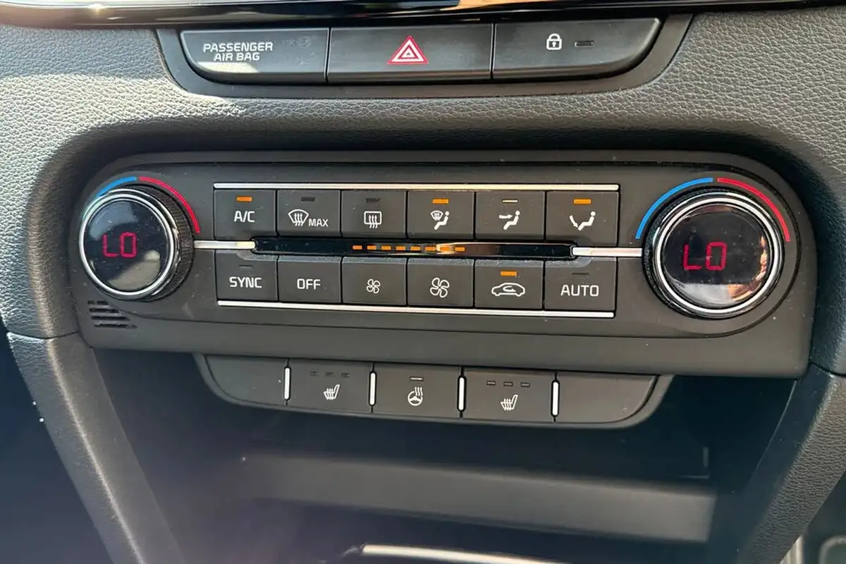 2021-kia-ceed-15-t-gdi-3-hatchback-dct-big-21