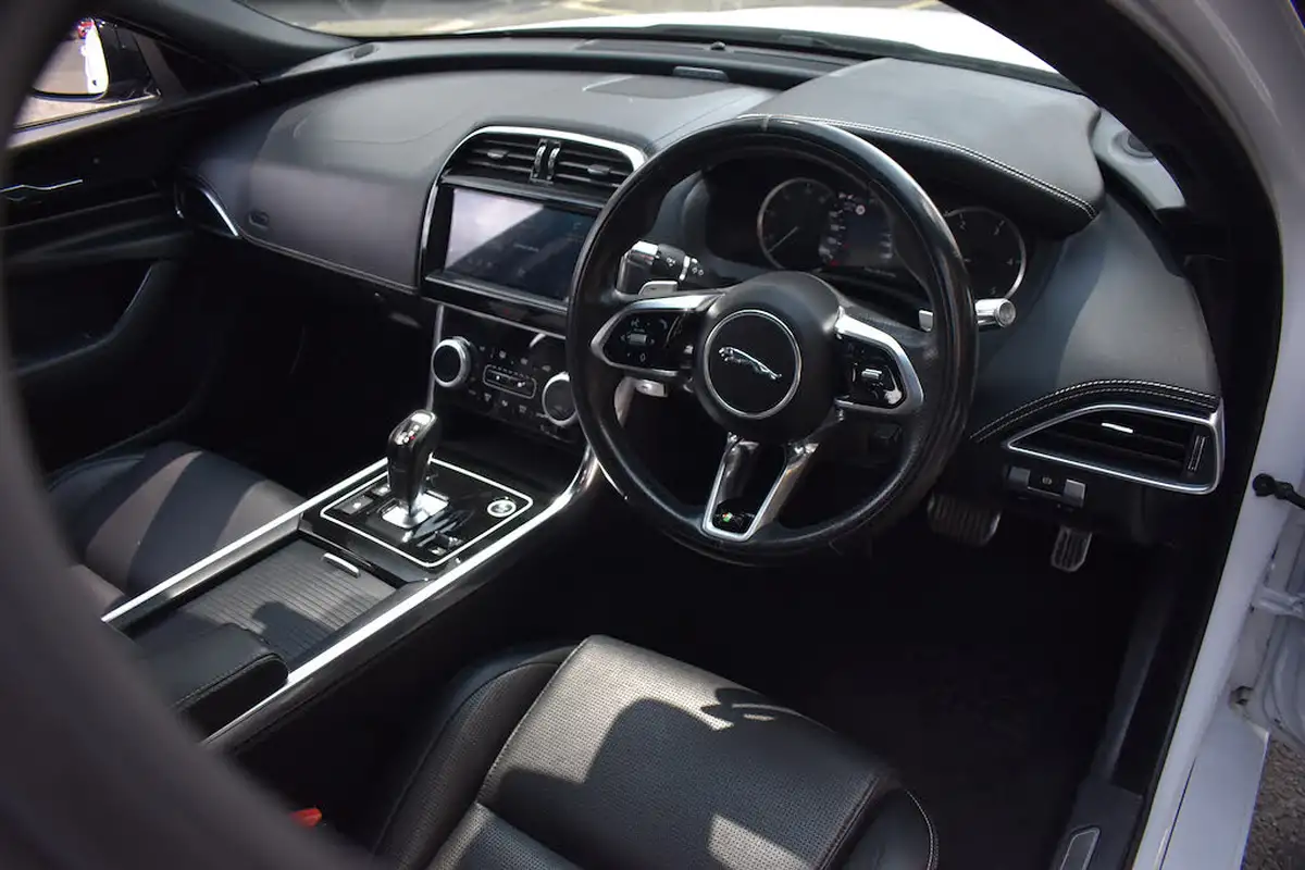 2021-jaguar-xe-20-d200-r-dynamic-black-big-8
