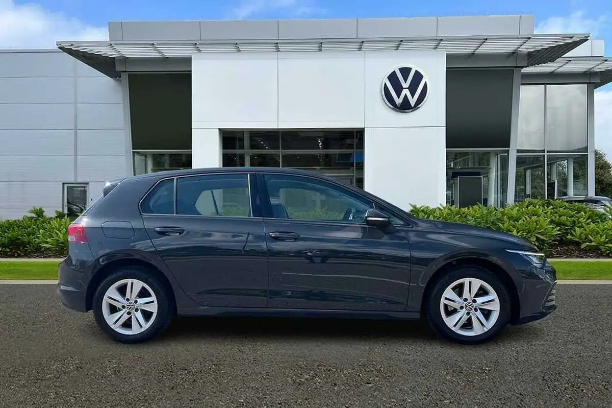 2020-volkswagen-golf-15-tsi-life-130ps-hatchback-big-3