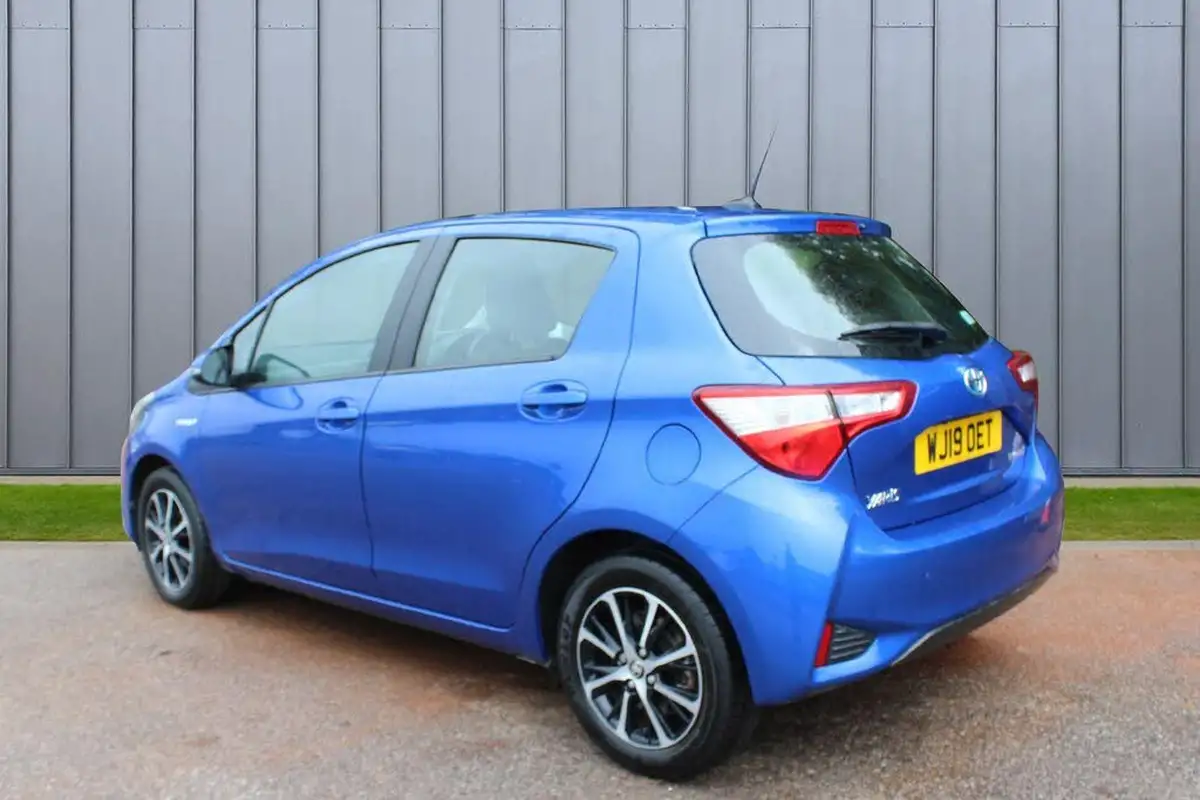 2019-toyota-yaris-15-vvt-i-icon-tech-98bhp-hybrid-1497cc-e-cvt-big-2