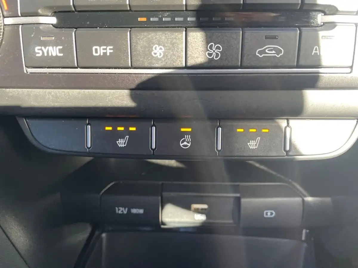 2022-kia-ceed-15-t-gdi-gt-line-big-25