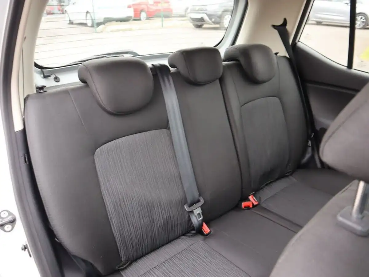 2012-hyundai-i10-12-style-85bhp-big-22