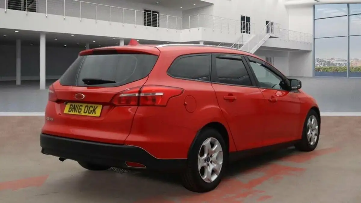 2016-ford-focus-15tdci-style-120ps-estate-powershift-big-4
