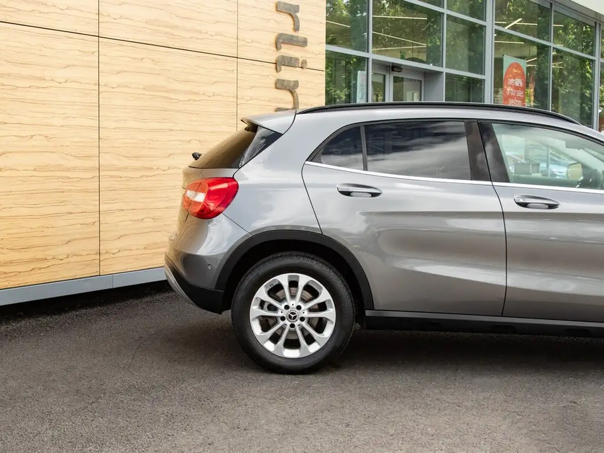 2017-mercedes-benz-gla-class-16-gla-200-se-executive-big-6