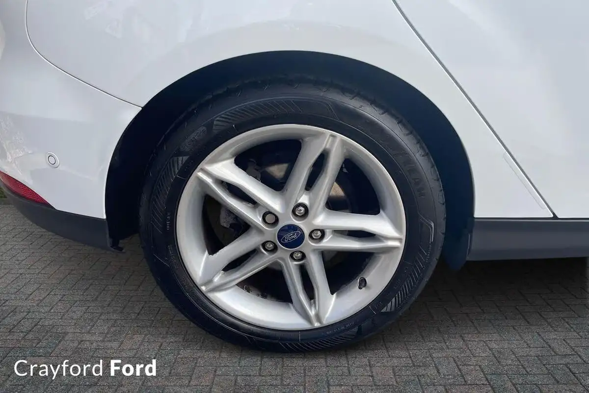 2017-ford-focus-15t-titanium-hatchback-big-5