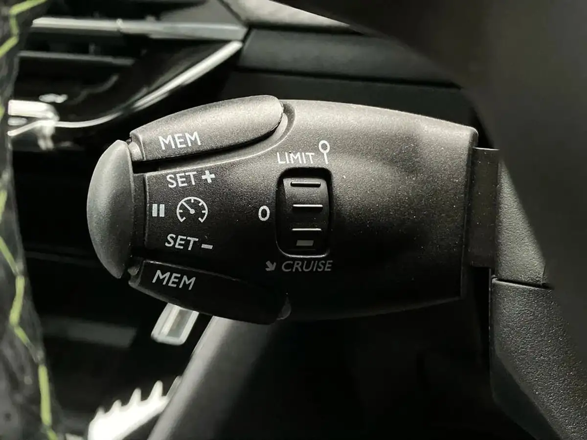 2024-peugeot-2008-suv-e-gt-136ps-50kwh-big-31
