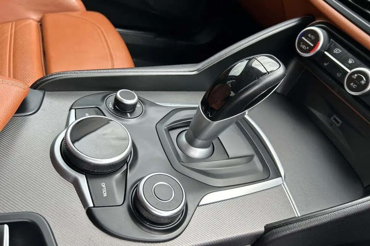 2019-alfa-romeo-giulia-20-veloce-big-29
