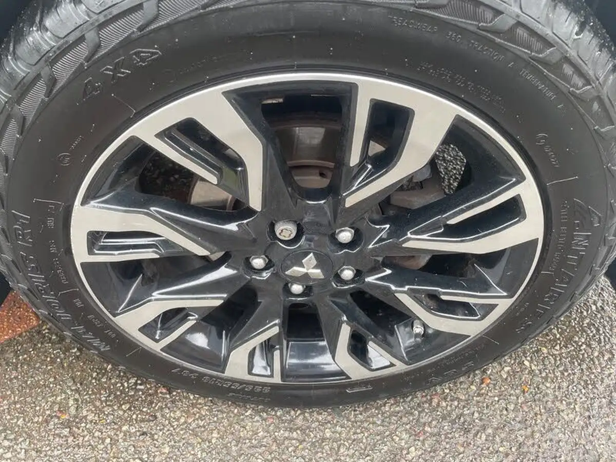 2015-mitsubishi-outlander-20-gx4h-phev-big-15