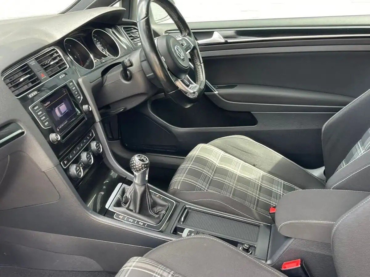 2014-volkswagen-golf-20tdi-gtd-3d-big-38