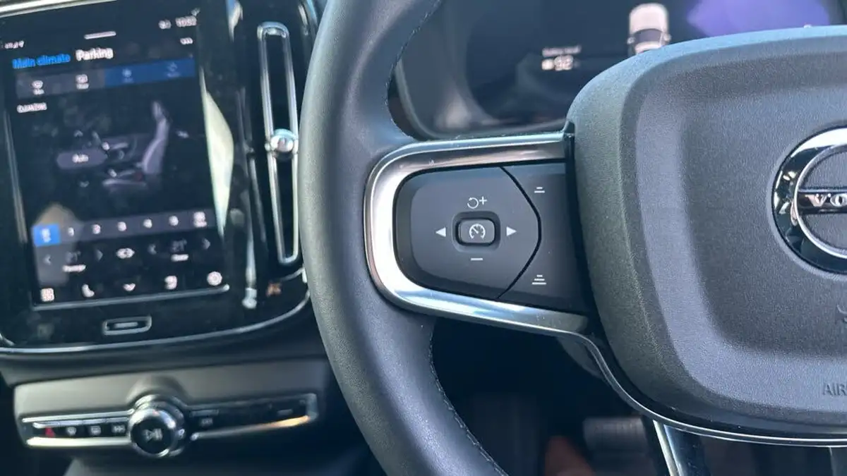 2025-volvo-ex40-e-ultra-black-edition-big-18