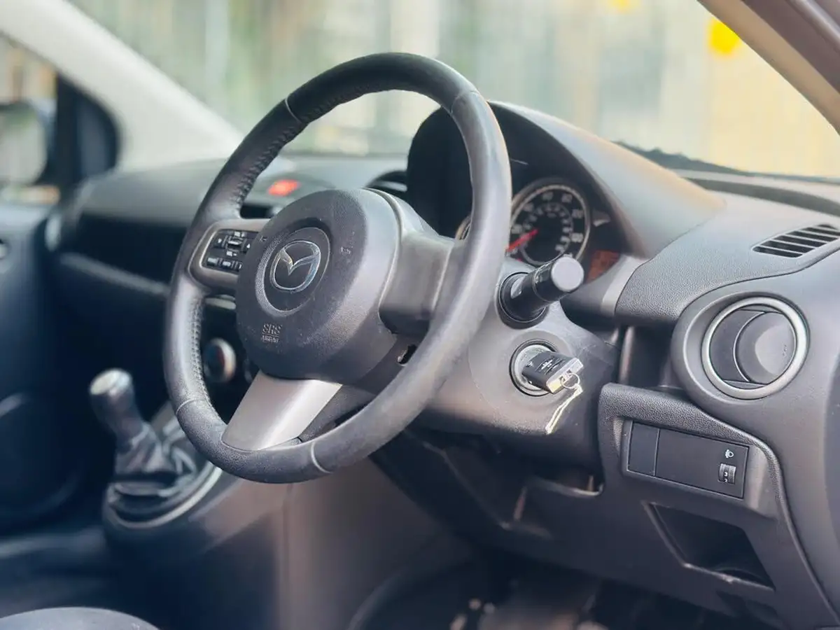 2012-mazda-mazda2-13-venture-big-20