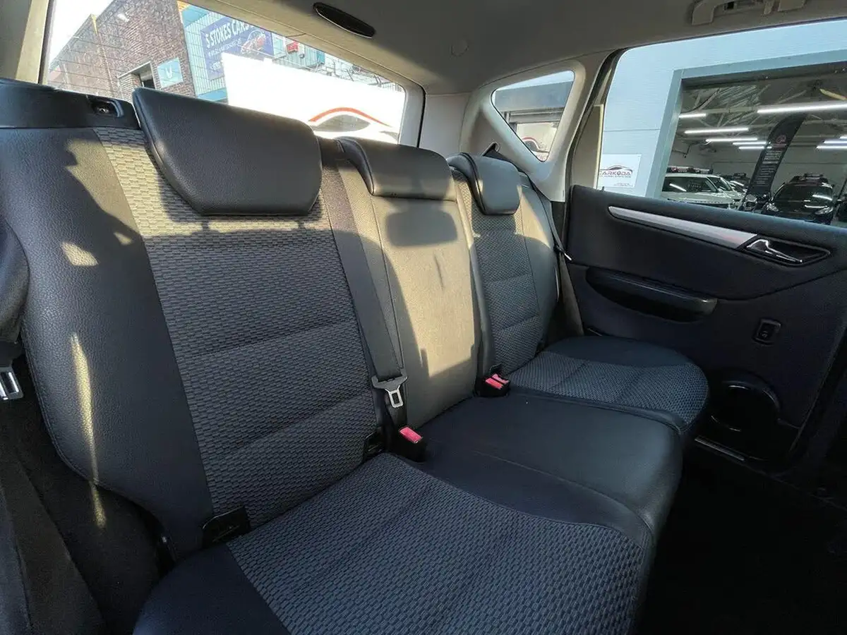2011-mercedes-benz-a-class-15-a160-avantgarde-se-95bhp-5d-cvt-big-47