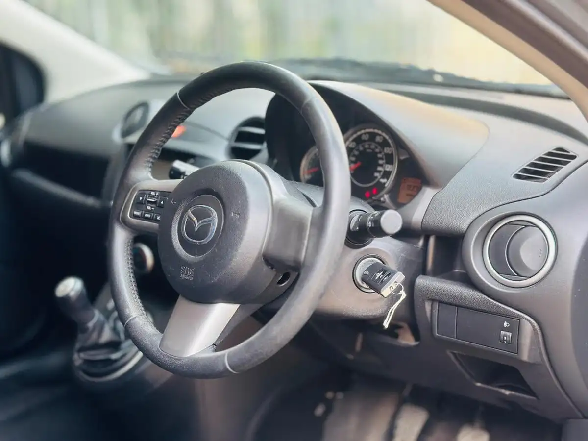 2012-mazda-mazda2-13-venture-big-44