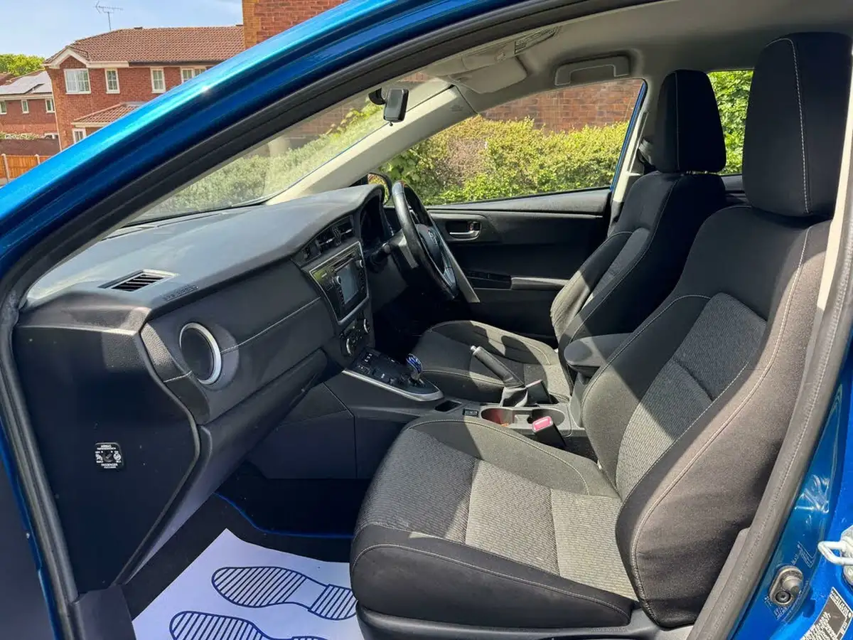 2014-toyota-auris-18-vvt-i-hsd-icon-plus-hatchback-big-13