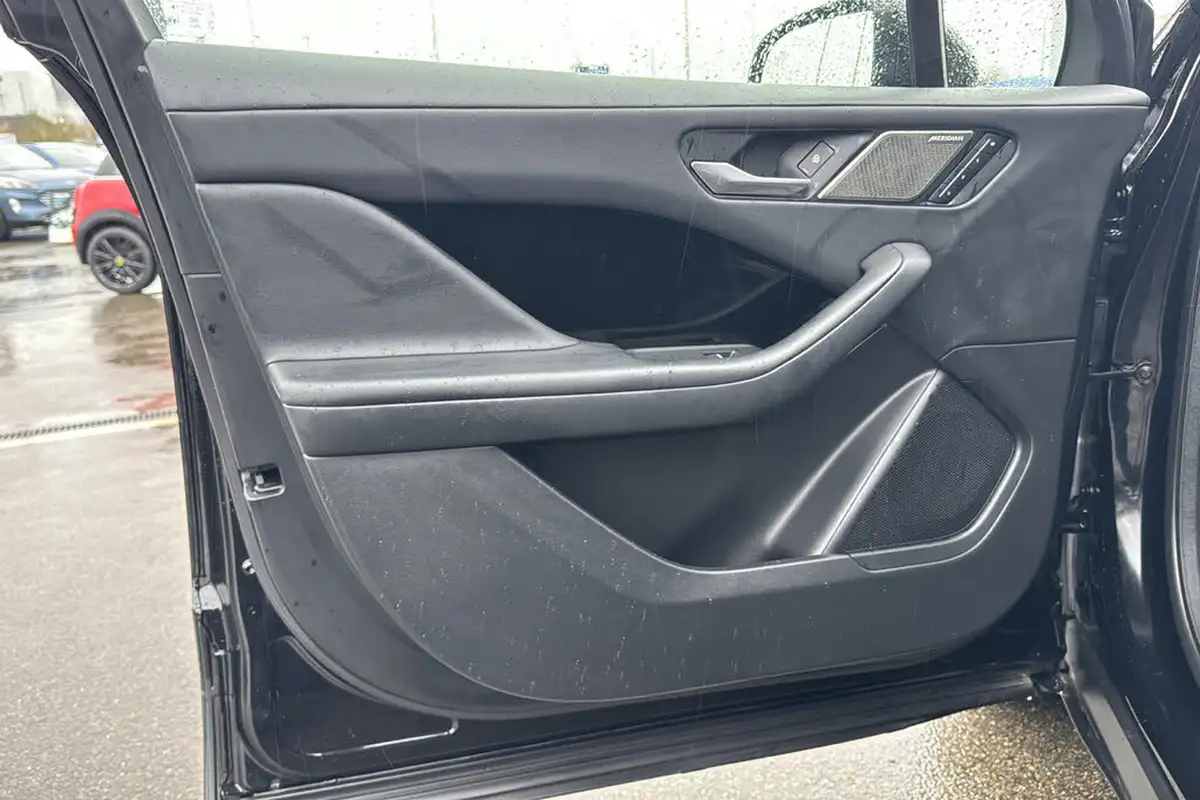 2021-jaguar-i-pace-ev400-black-big-26
