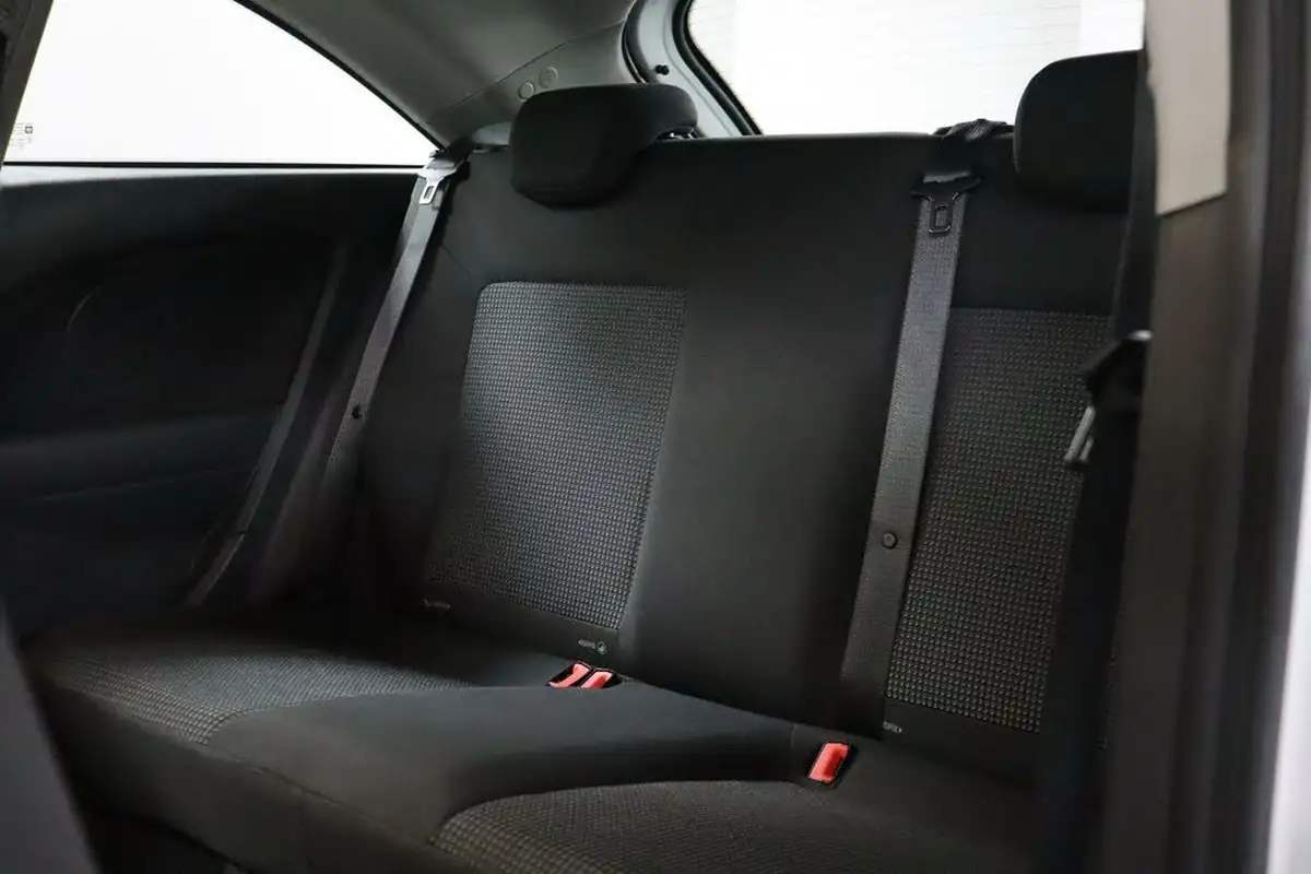 2011-vauxhall-corsa-12-excite-3d-big-38