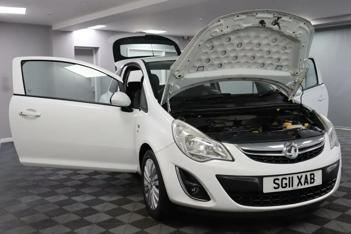 2011-vauxhall-corsa-12-excite-3d-big-14