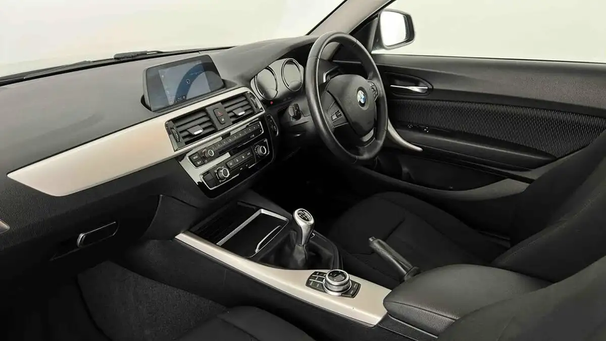 2017-bmw-1-series-20td-118d-se-3d-big-2