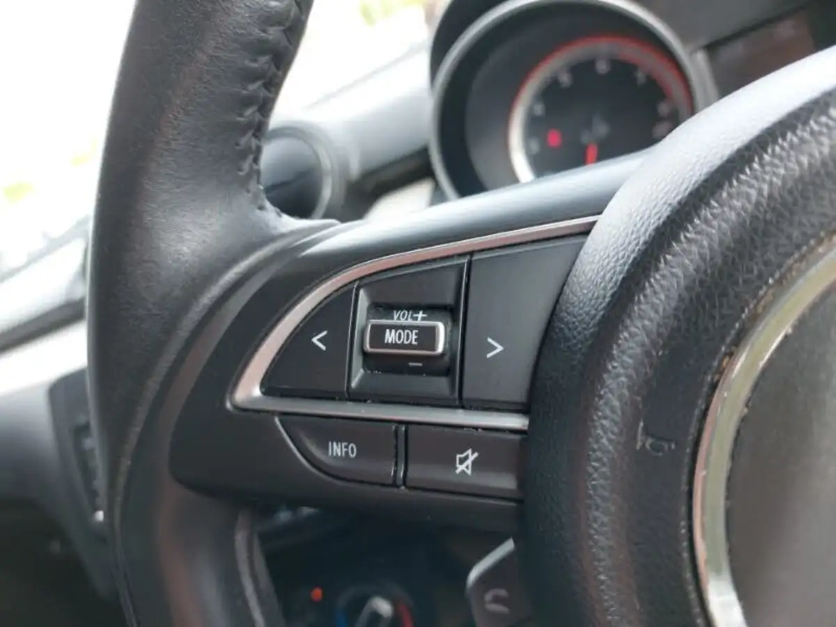 2019-suzuki-swift-12-dualjet-attitude-big-13
