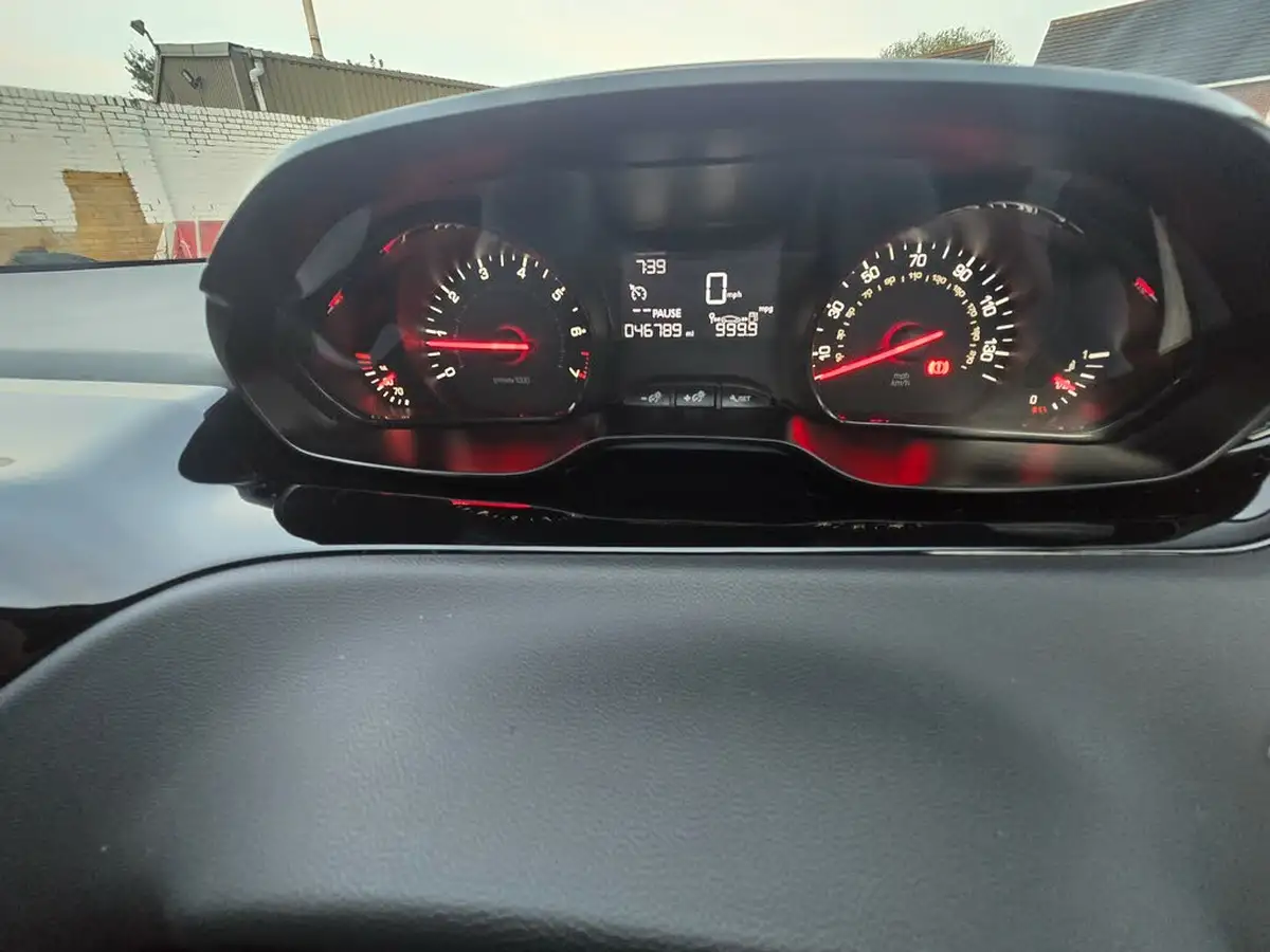 2012-peugeot-208-12-access-5d-big-9